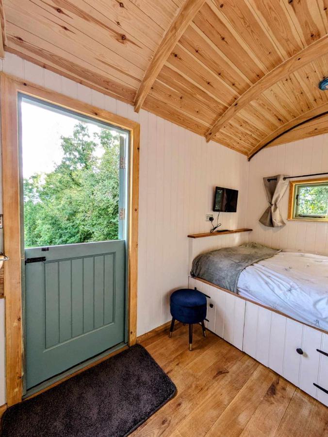 Romantic Nature Retreat, Luxury Glamping & Stargazing Views - Dragonfly Shepherd Hut Yarpole Esterno foto