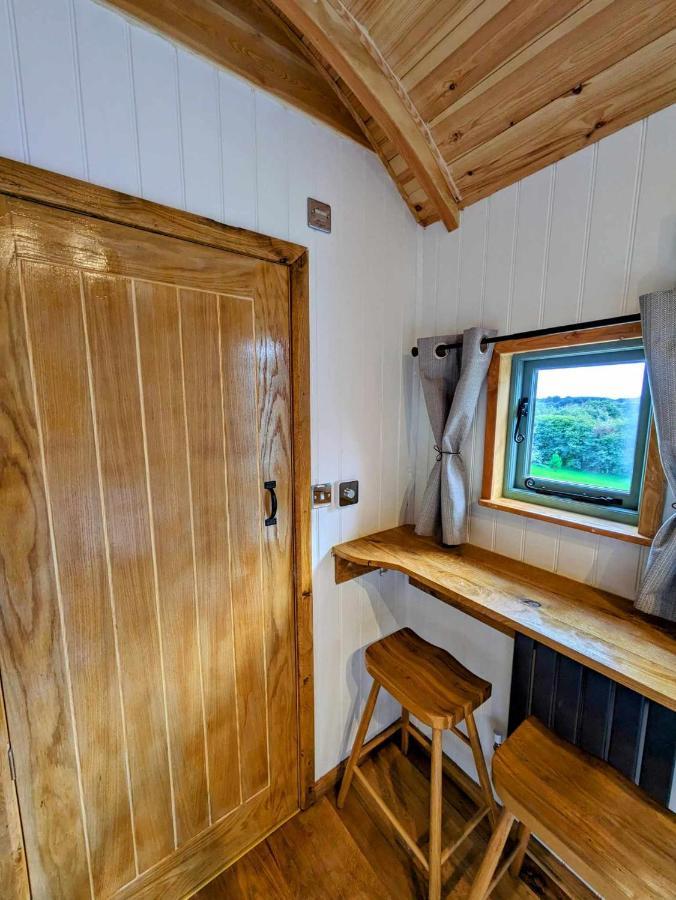 Romantic Nature Retreat, Luxury Glamping & Stargazing Views - Dragonfly Shepherd Hut Yarpole Esterno foto