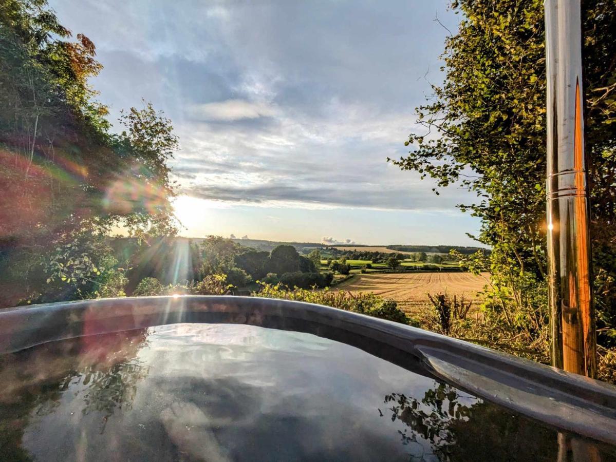 Romantic Nature Retreat, Luxury Glamping & Stargazing Views - Dragonfly Shepherd Hut Yarpole Esterno foto