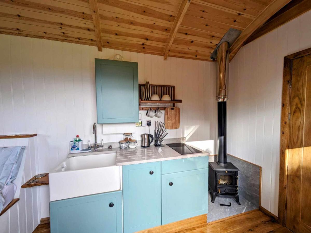 Romantic Nature Retreat, Luxury Glamping & Stargazing Views - Dragonfly Shepherd Hut Yarpole Esterno foto