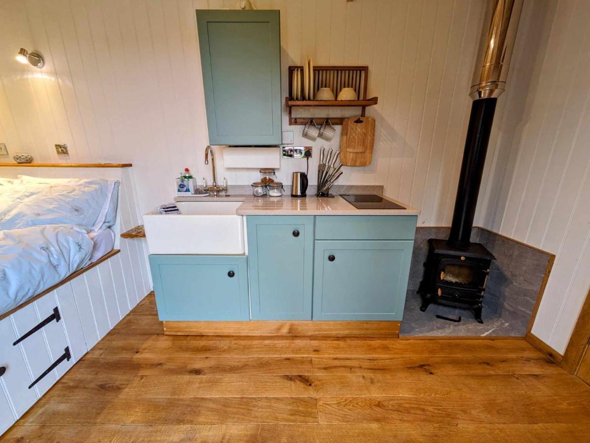 Romantic Nature Retreat, Luxury Glamping & Stargazing Views - Dragonfly Shepherd Hut Yarpole Esterno foto