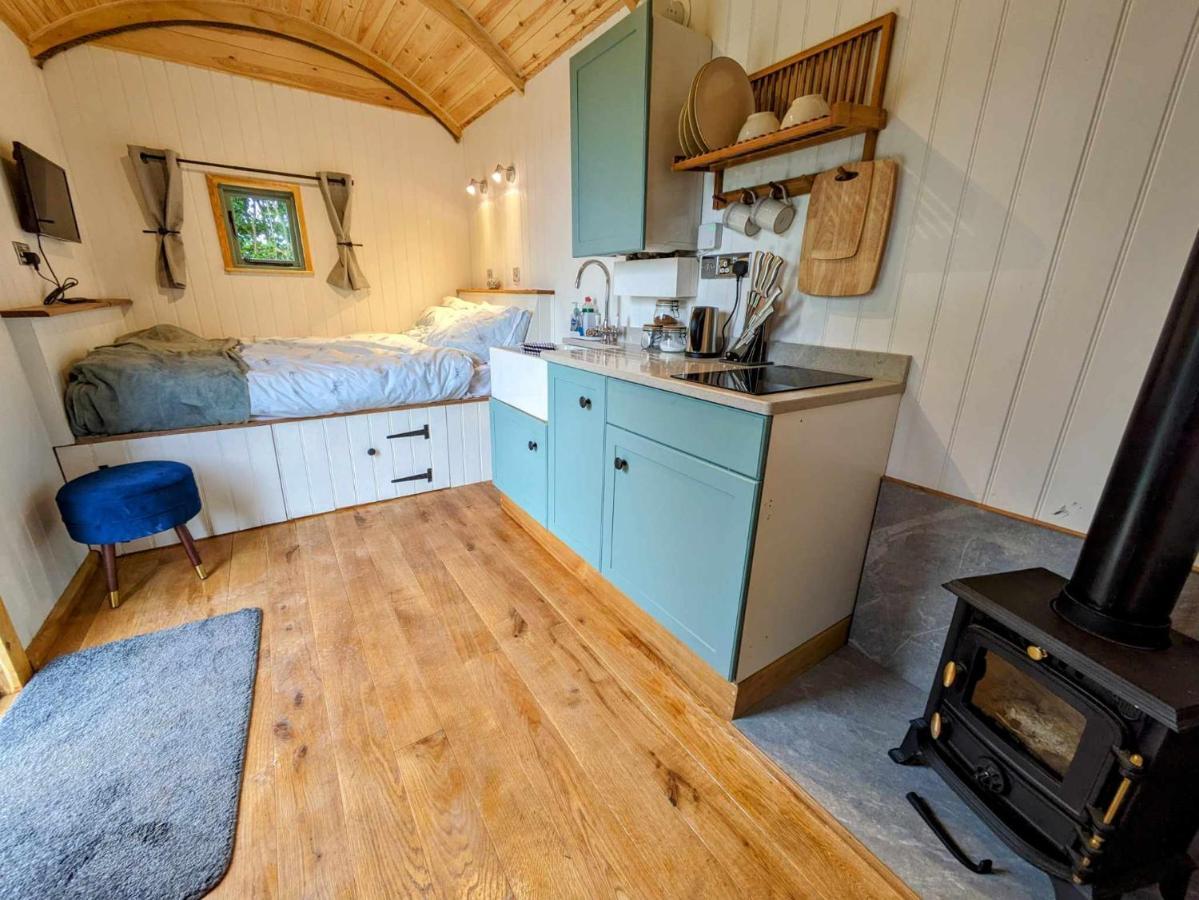 Romantic Nature Retreat, Luxury Glamping & Stargazing Views - Dragonfly Shepherd Hut Yarpole Esterno foto