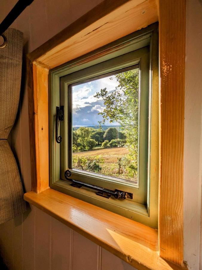 Romantic Nature Retreat, Luxury Glamping & Stargazing Views - Dragonfly Shepherd Hut Yarpole Esterno foto