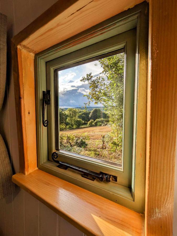 Romantic Nature Retreat, Luxury Glamping & Stargazing Views - Dragonfly Shepherd Hut Yarpole Esterno foto