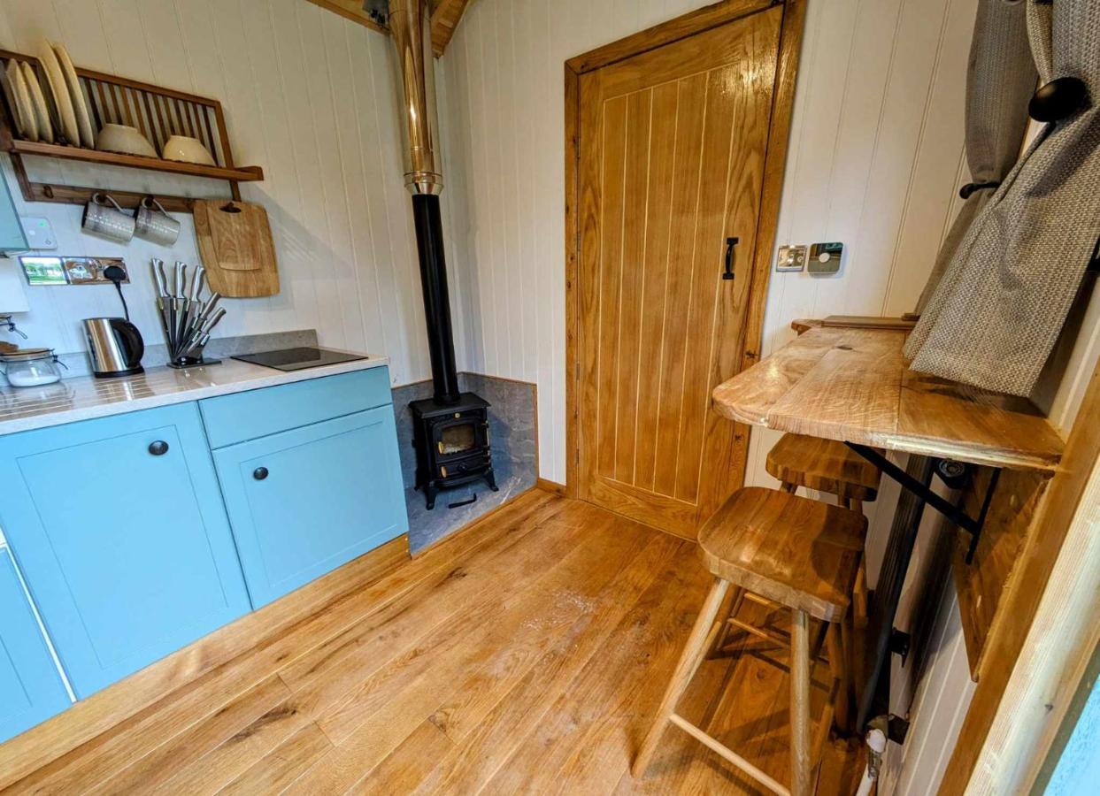 Romantic Nature Retreat, Luxury Glamping & Stargazing Views - Dragonfly Shepherd Hut Yarpole Esterno foto