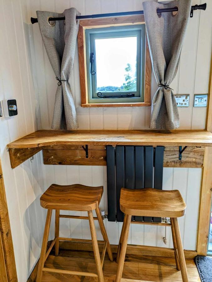 Romantic Nature Retreat, Luxury Glamping & Stargazing Views - Dragonfly Shepherd Hut Yarpole Esterno foto