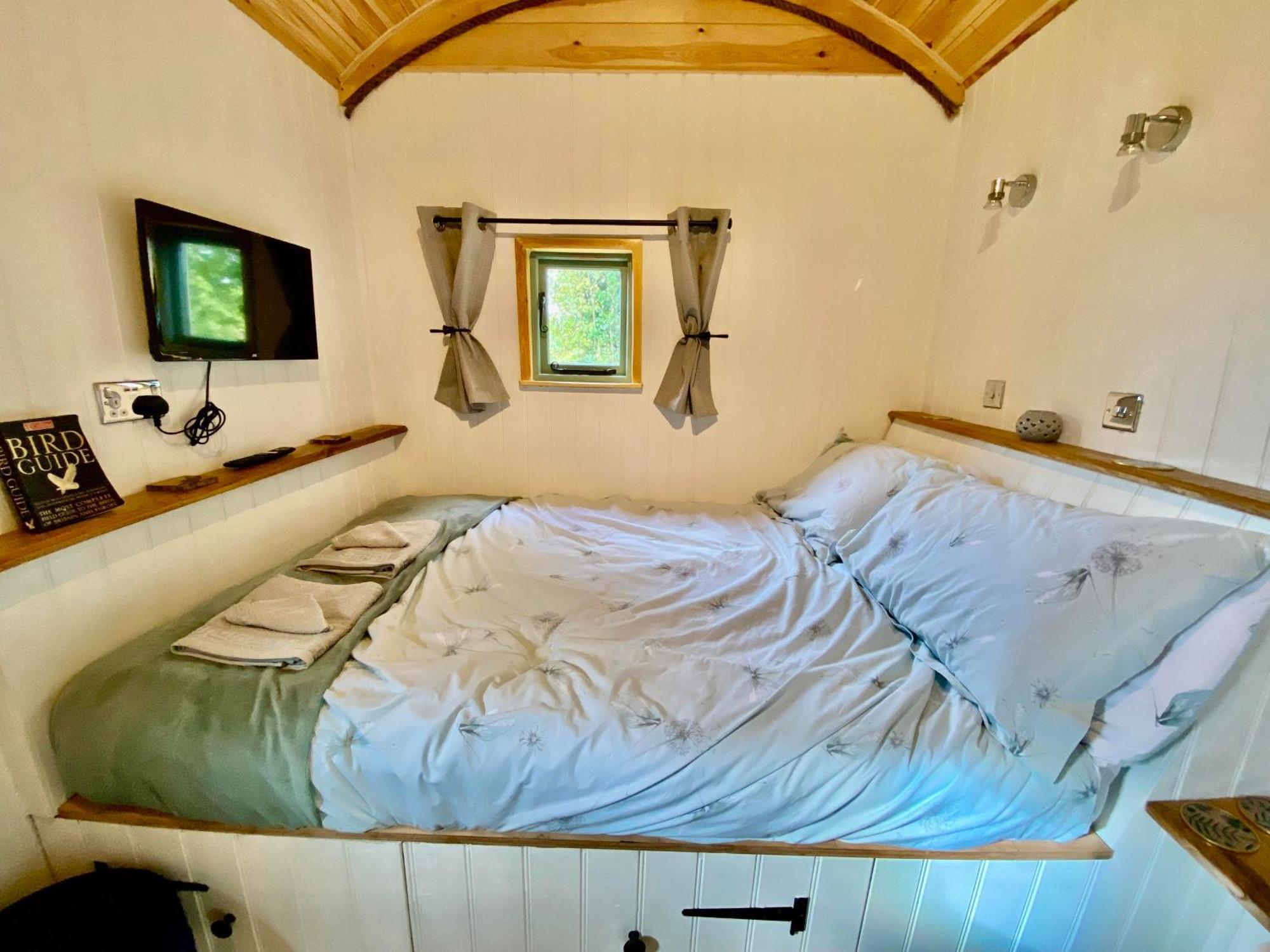 Romantic Nature Retreat, Luxury Glamping & Stargazing Views - Dragonfly Shepherd Hut Yarpole Esterno foto