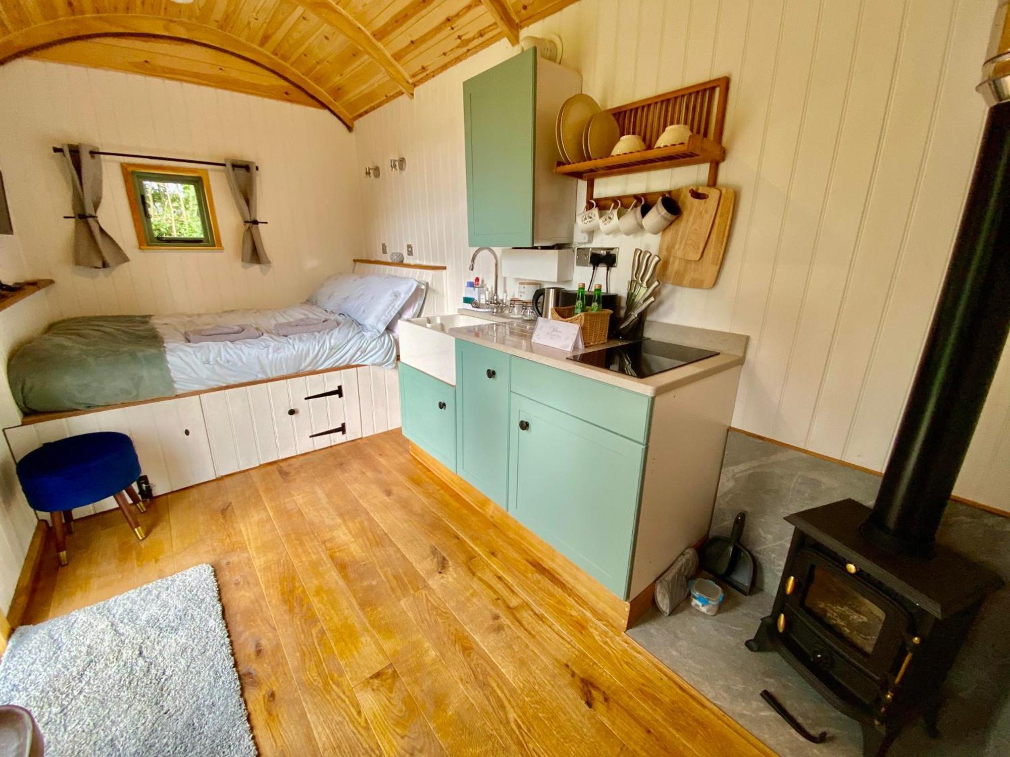 Romantic Nature Retreat, Luxury Glamping & Stargazing Views - Dragonfly Shepherd Hut Yarpole Esterno foto
