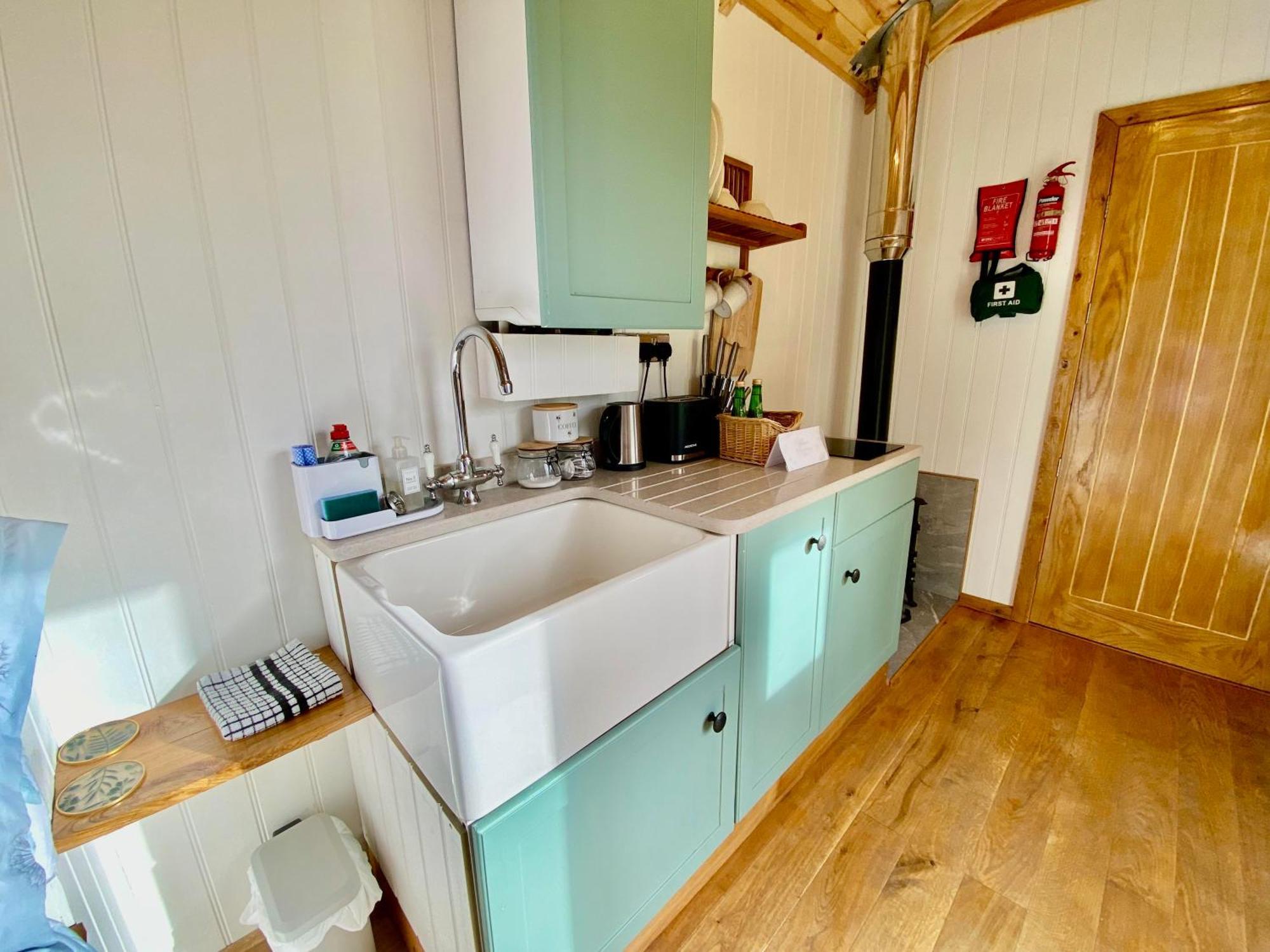 Romantic Nature Retreat, Luxury Glamping & Stargazing Views - Dragonfly Shepherd Hut Yarpole Esterno foto