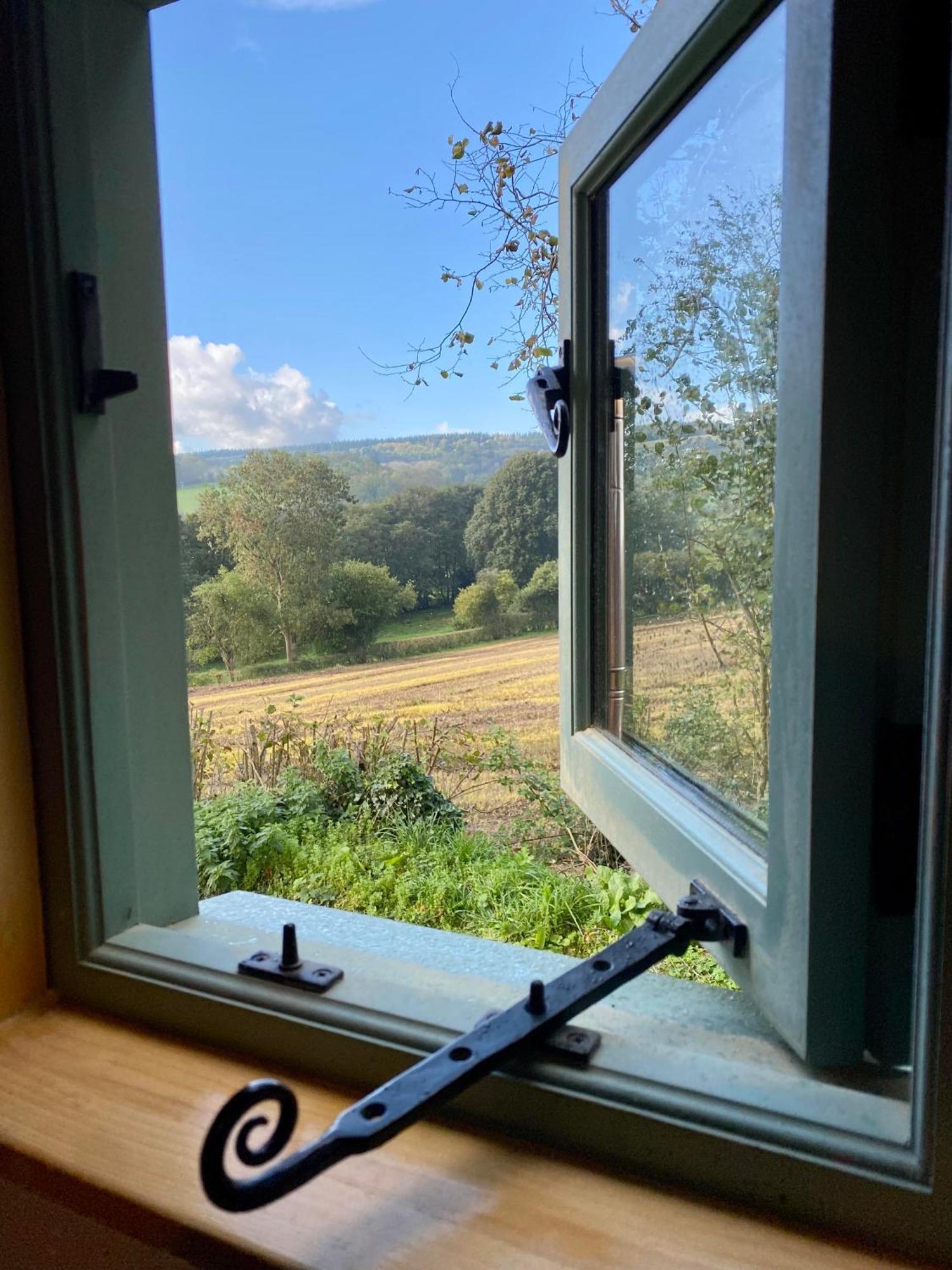 Romantic Nature Retreat, Luxury Glamping & Stargazing Views - Dragonfly Shepherd Hut Yarpole Esterno foto