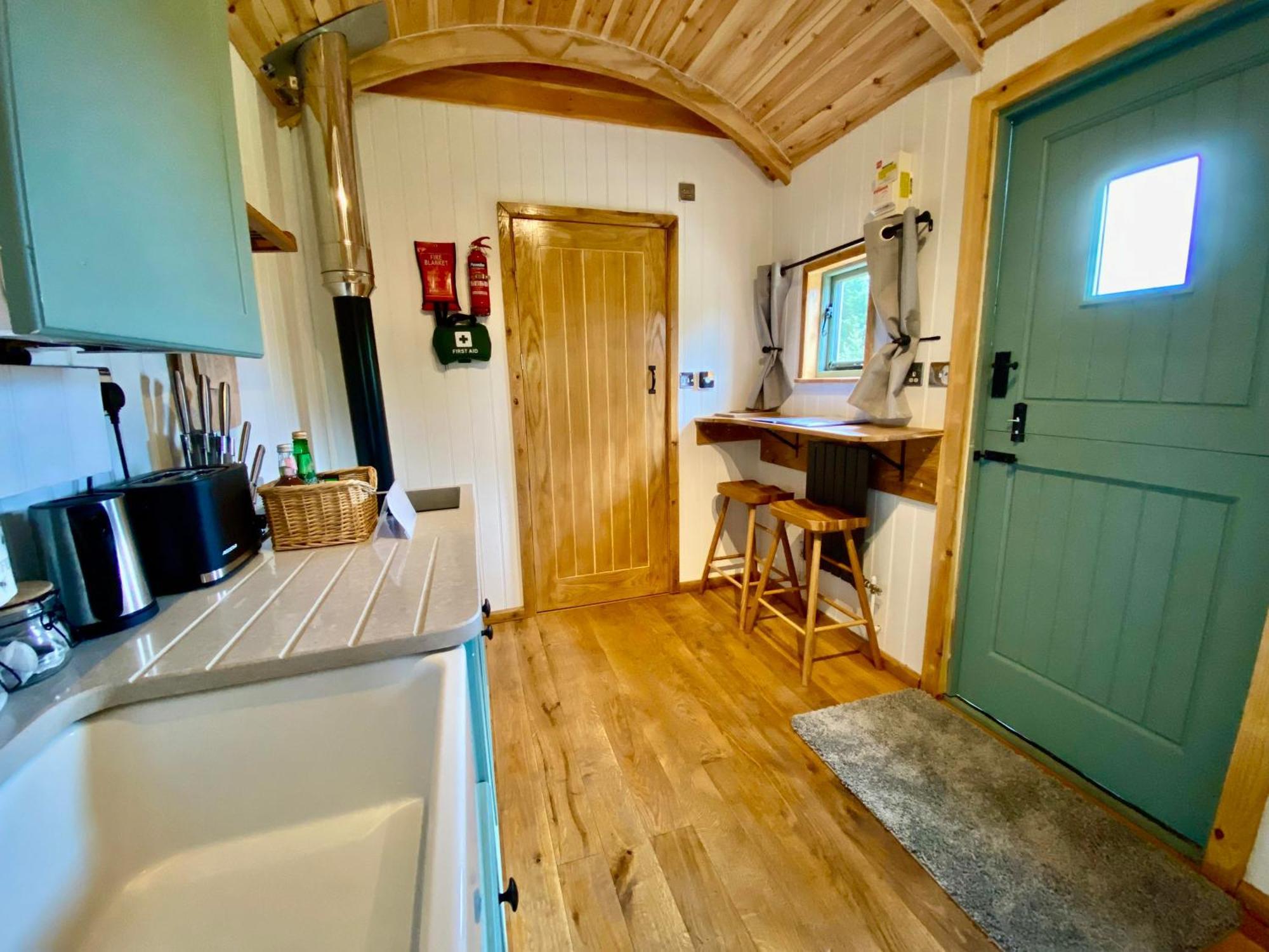 Romantic Nature Retreat, Luxury Glamping & Stargazing Views - Dragonfly Shepherd Hut Yarpole Esterno foto