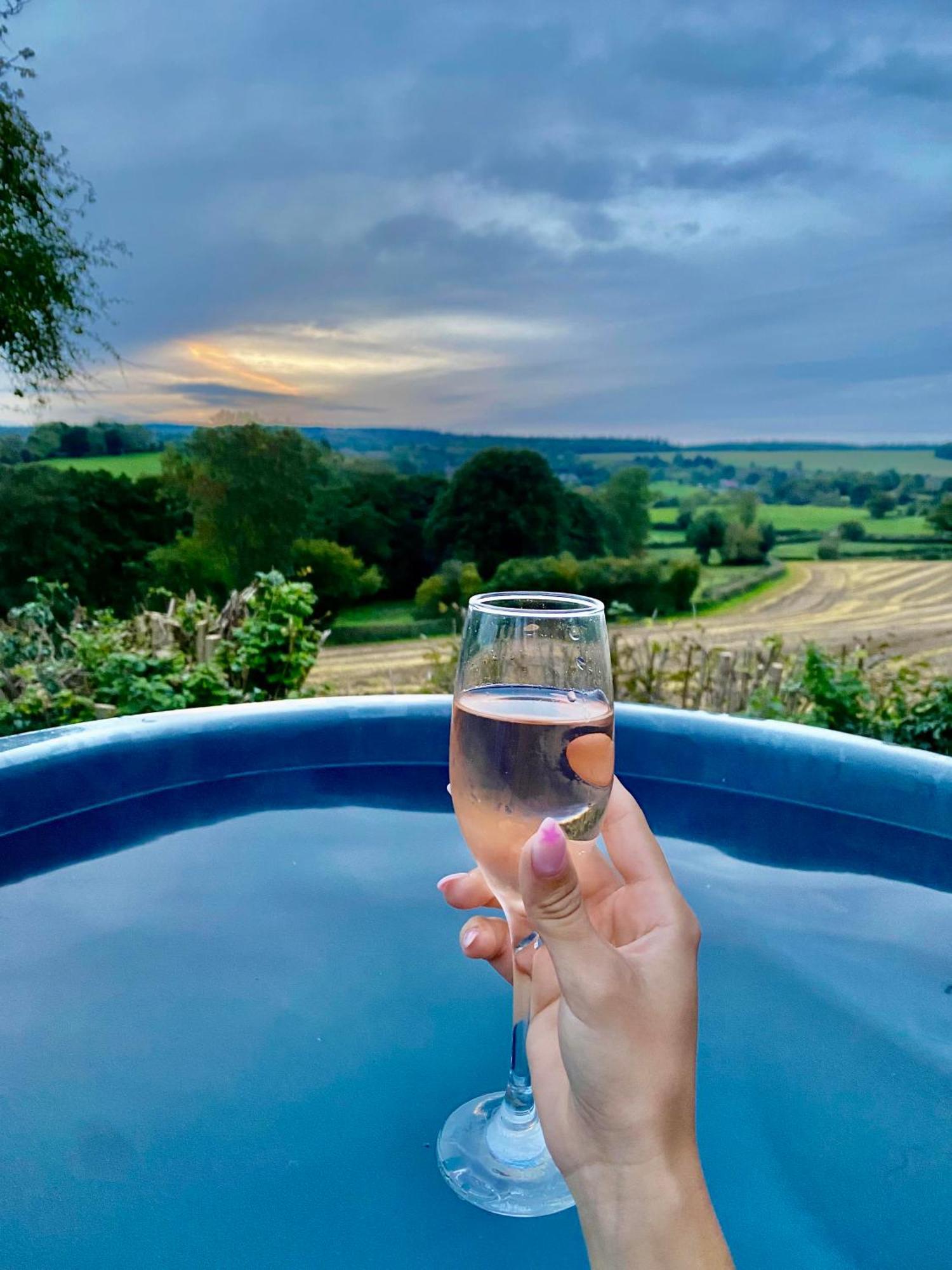 Romantic Nature Retreat, Luxury Glamping & Stargazing Views - Dragonfly Shepherd Hut Yarpole Esterno foto