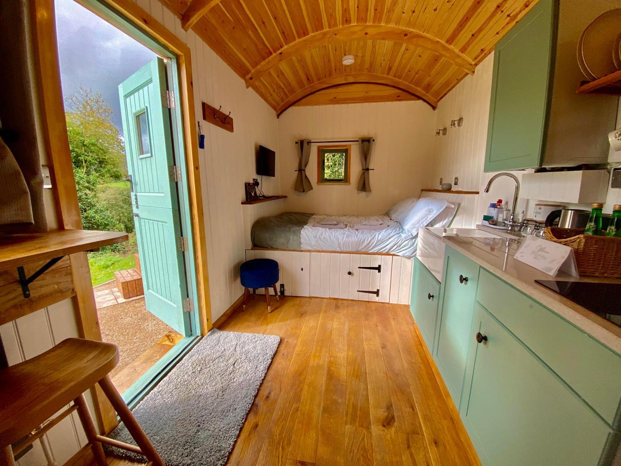 Romantic Nature Retreat, Luxury Glamping & Stargazing Views - Dragonfly Shepherd Hut Yarpole Esterno foto