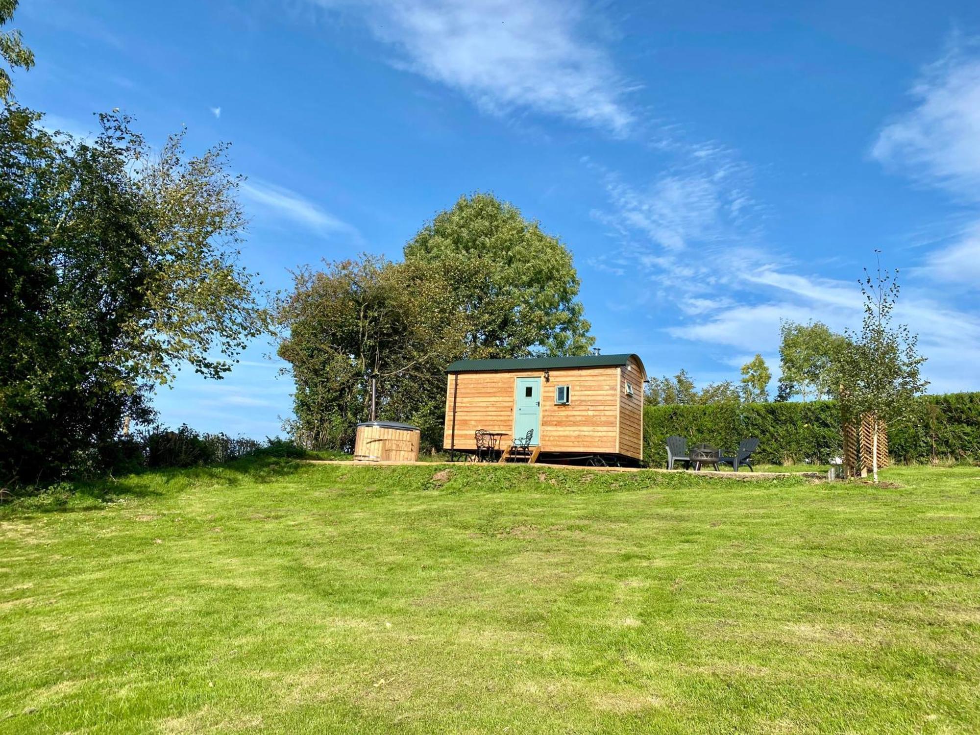 Romantic Nature Retreat, Luxury Glamping & Stargazing Views - Dragonfly Shepherd Hut Yarpole Esterno foto