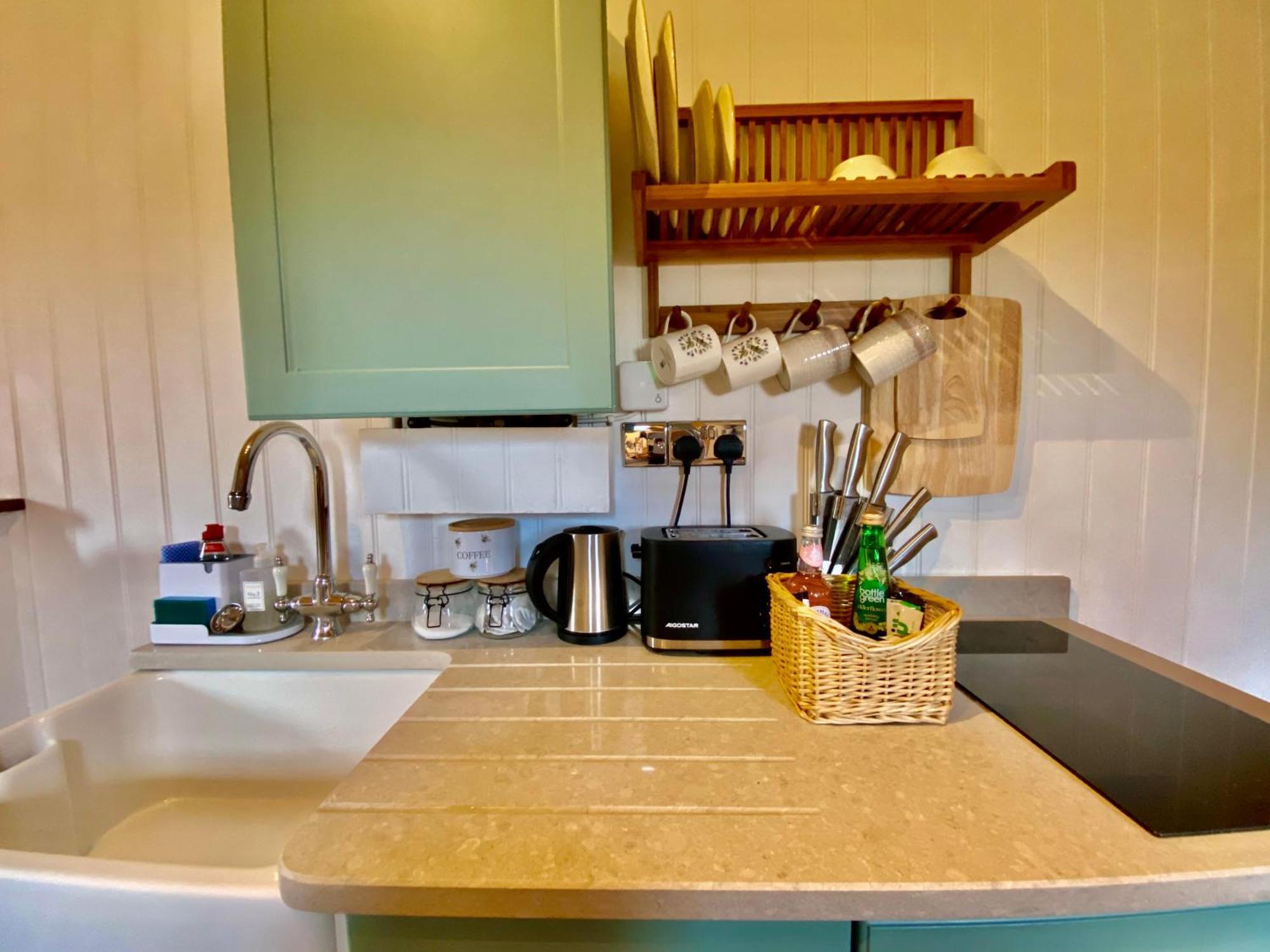 Romantic Nature Retreat, Luxury Glamping & Stargazing Views - Dragonfly Shepherd Hut Yarpole Esterno foto