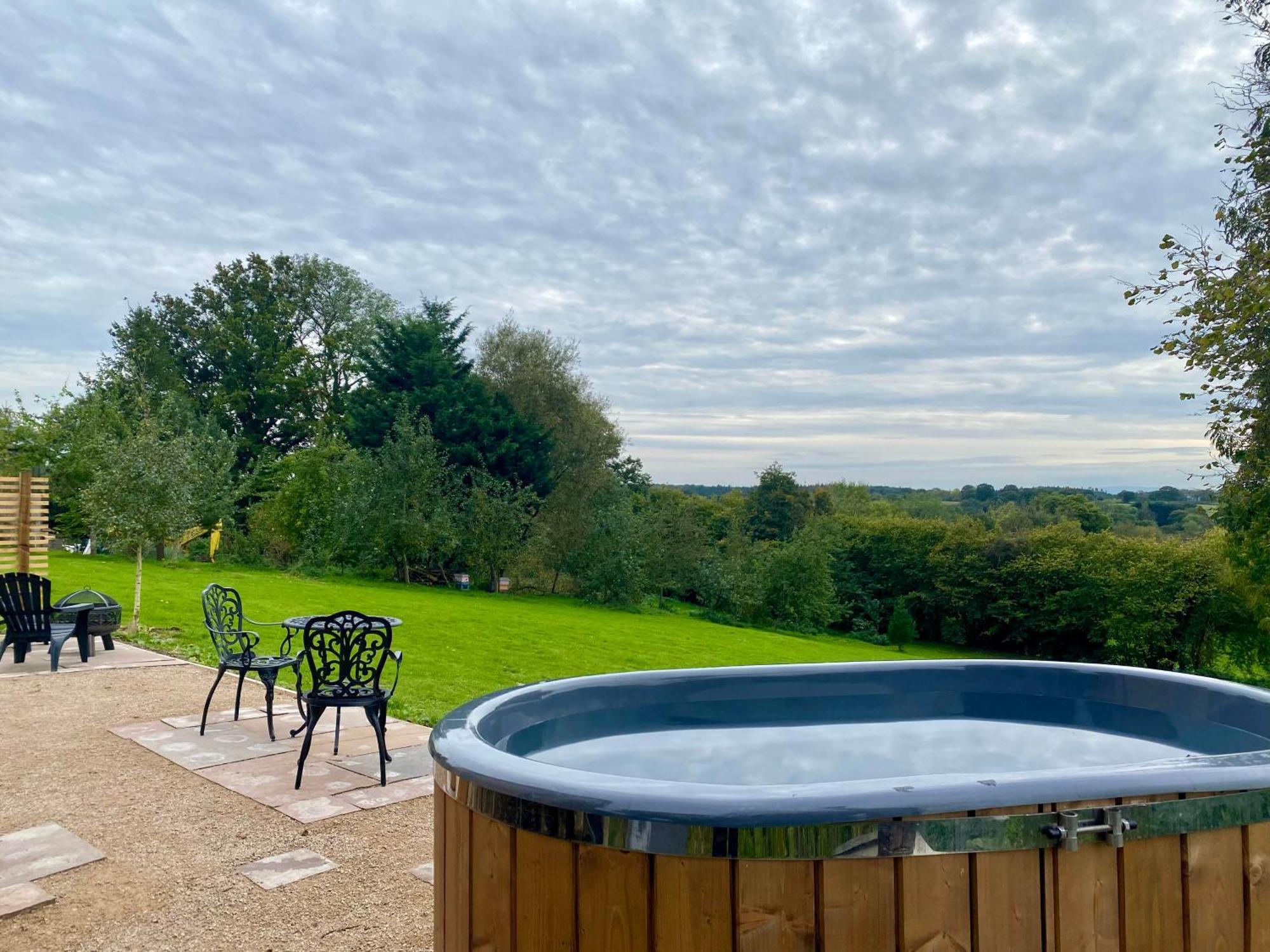 Romantic Nature Retreat, Luxury Glamping & Stargazing Views - Dragonfly Shepherd Hut Yarpole Esterno foto