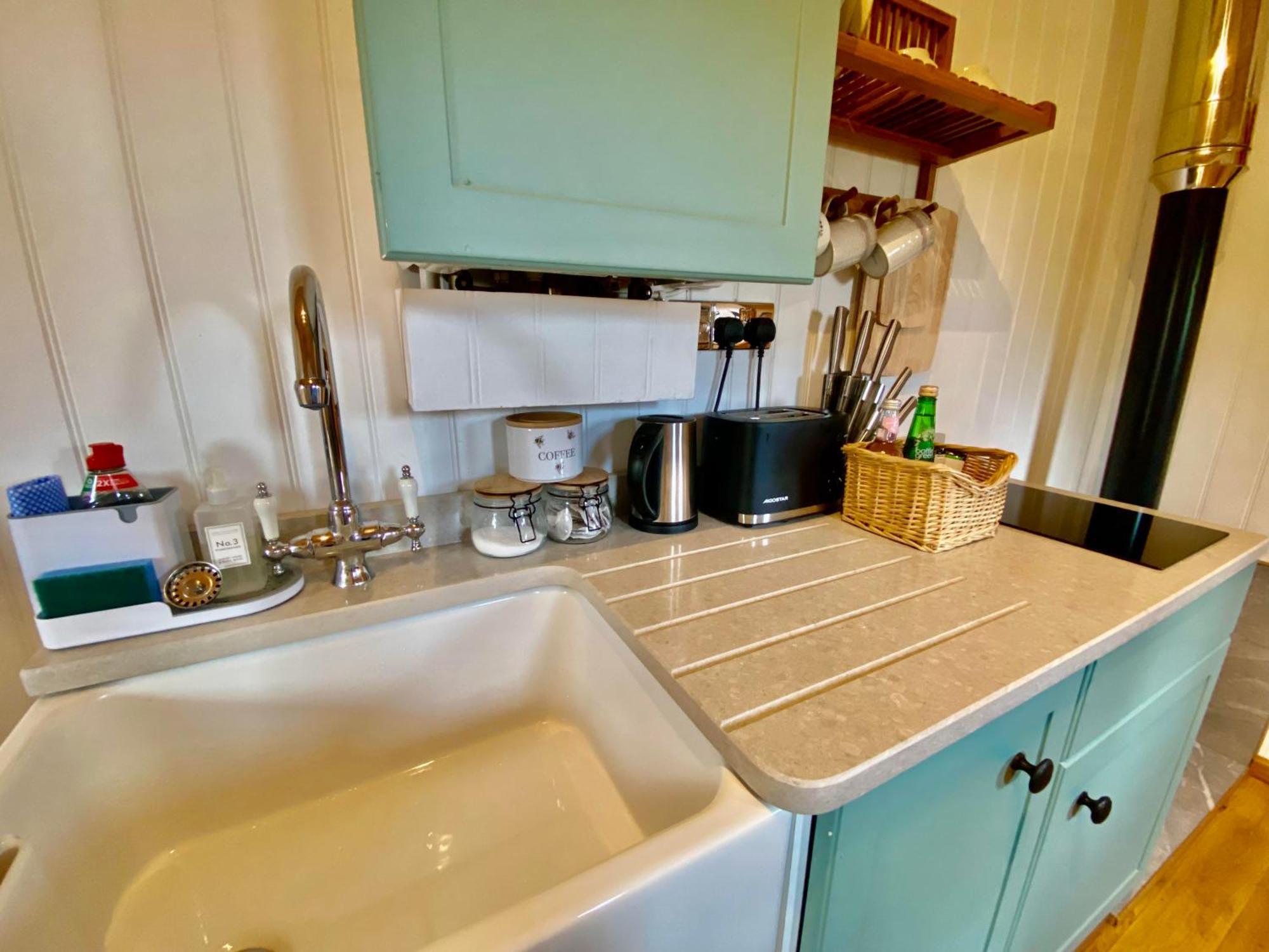 Romantic Nature Retreat, Luxury Glamping & Stargazing Views - Dragonfly Shepherd Hut Yarpole Esterno foto