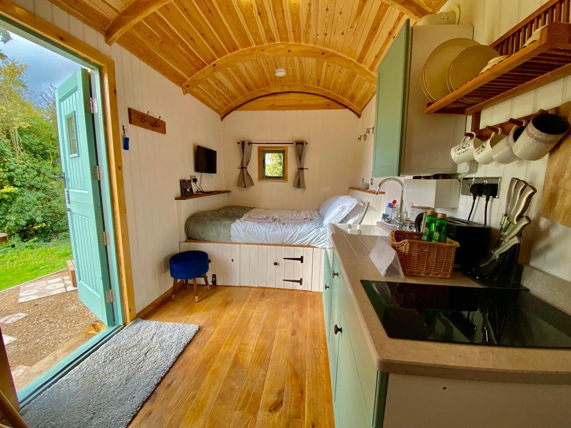 Romantic Nature Retreat, Luxury Glamping & Stargazing Views - Dragonfly Shepherd Hut Yarpole Esterno foto