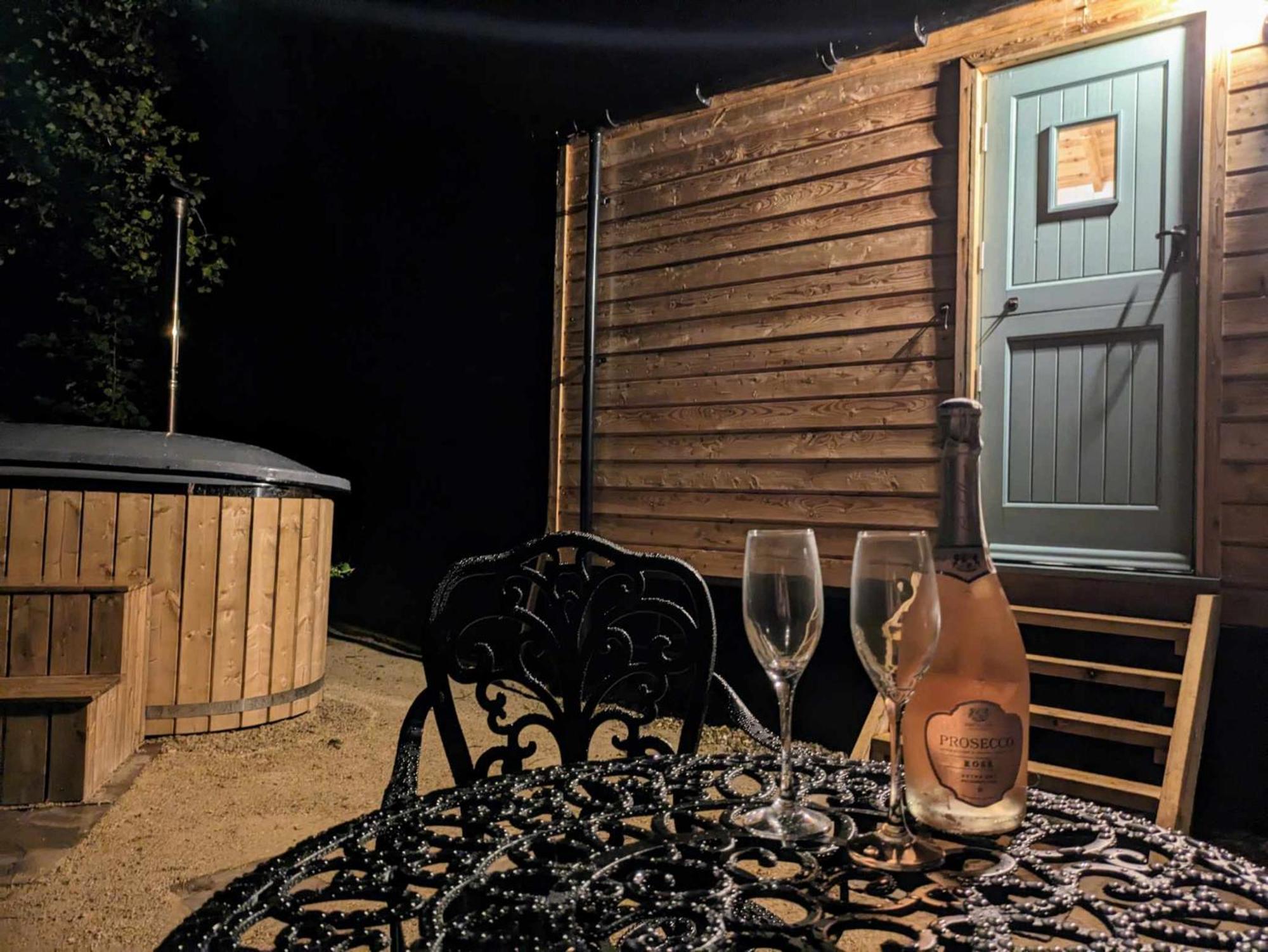 Romantic Nature Retreat, Luxury Glamping & Stargazing Views - Dragonfly Shepherd Hut Yarpole Esterno foto