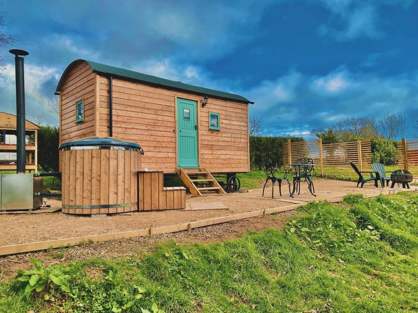 Romantic Nature Retreat, Luxury Glamping & Stargazing Views - Dragonfly Shepherd Hut Yarpole Esterno foto