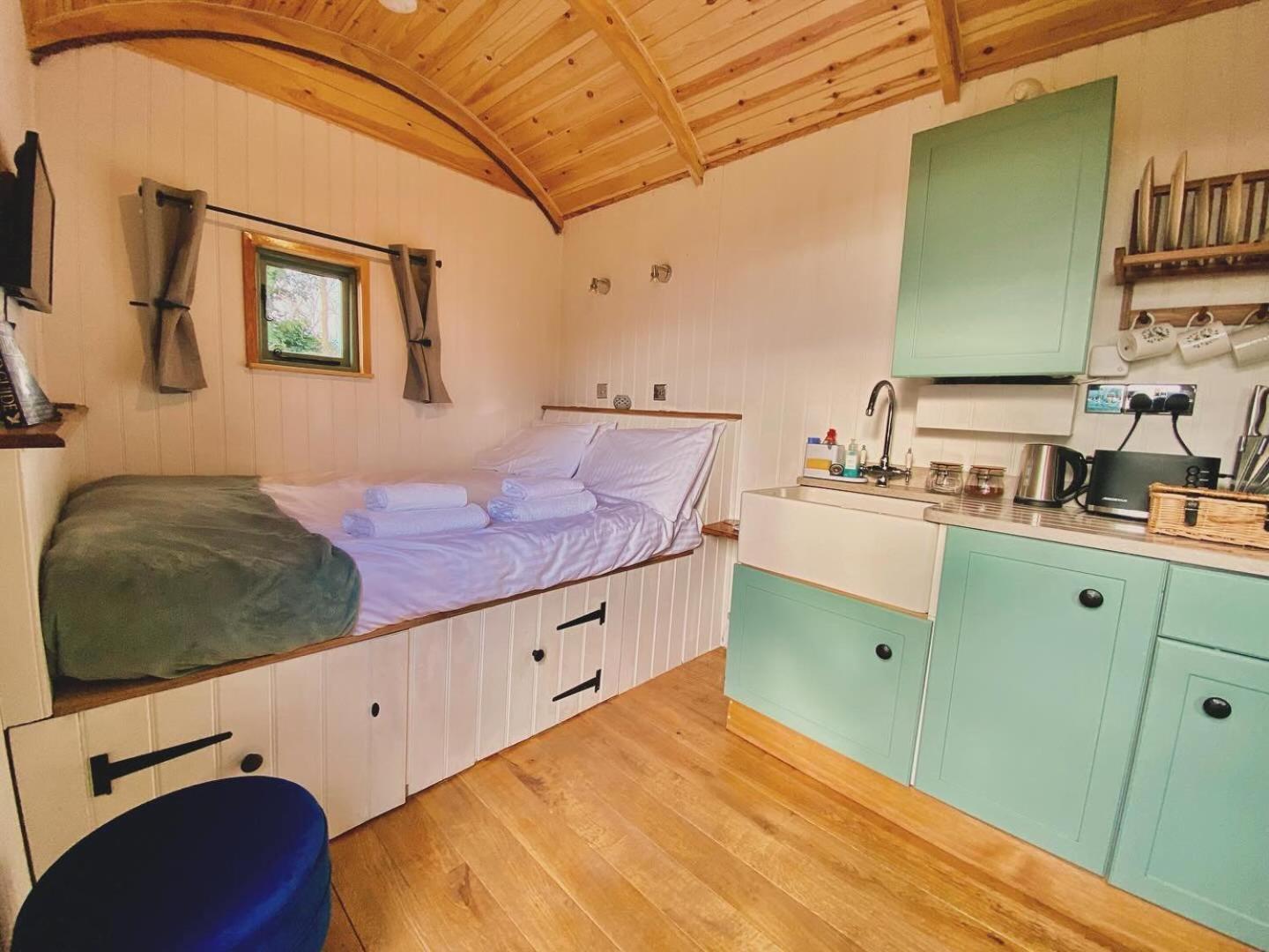 Romantic Nature Retreat, Luxury Glamping & Stargazing Views - Dragonfly Shepherd Hut Yarpole Esterno foto