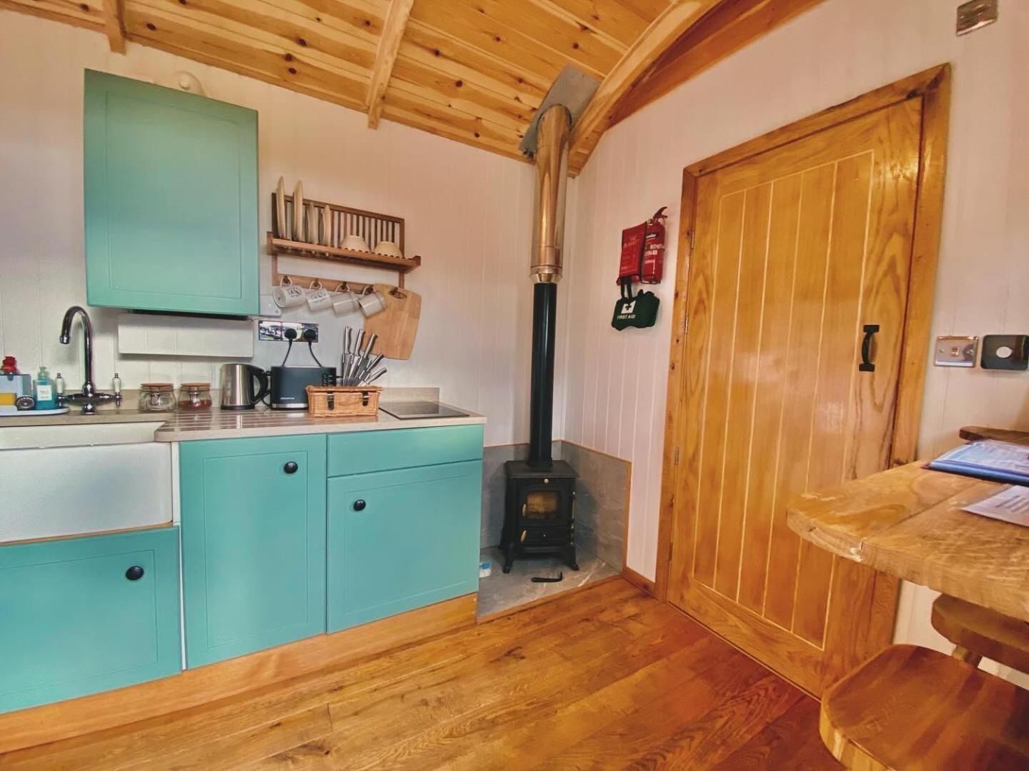 Romantic Nature Retreat, Luxury Glamping & Stargazing Views - Dragonfly Shepherd Hut Yarpole Esterno foto