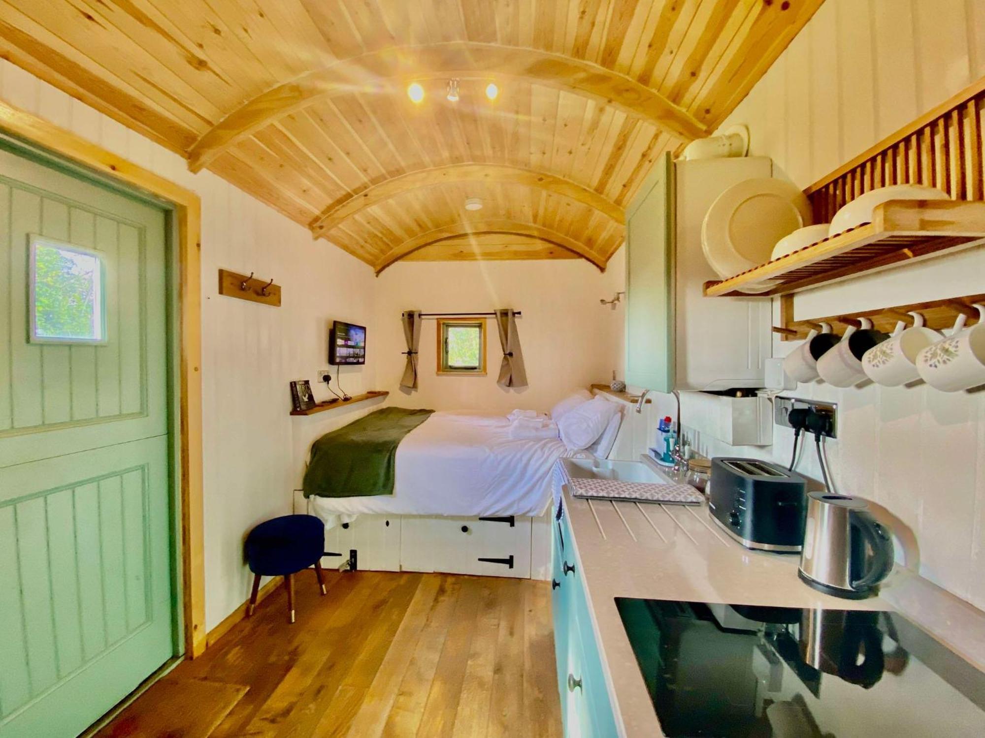 Romantic Nature Retreat, Luxury Glamping & Stargazing Views - Dragonfly Shepherd Hut Yarpole Esterno foto